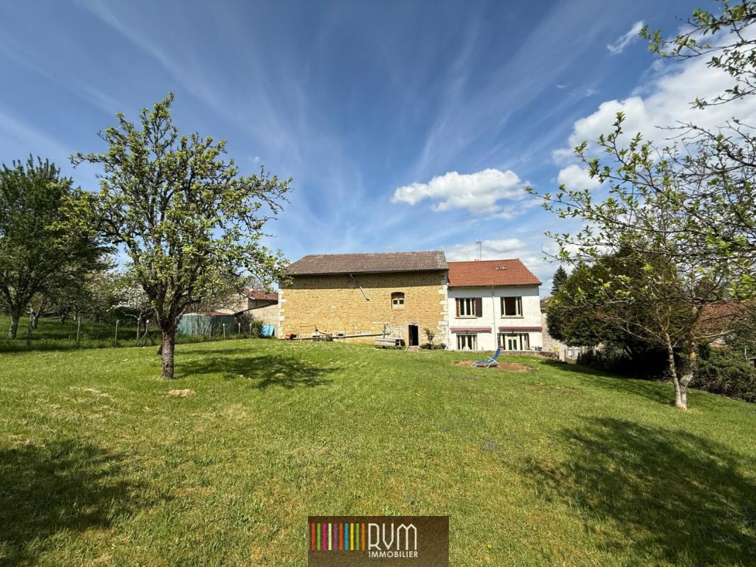 Maison en pierre de 131 m² avec plus de 220 m² de dépendances