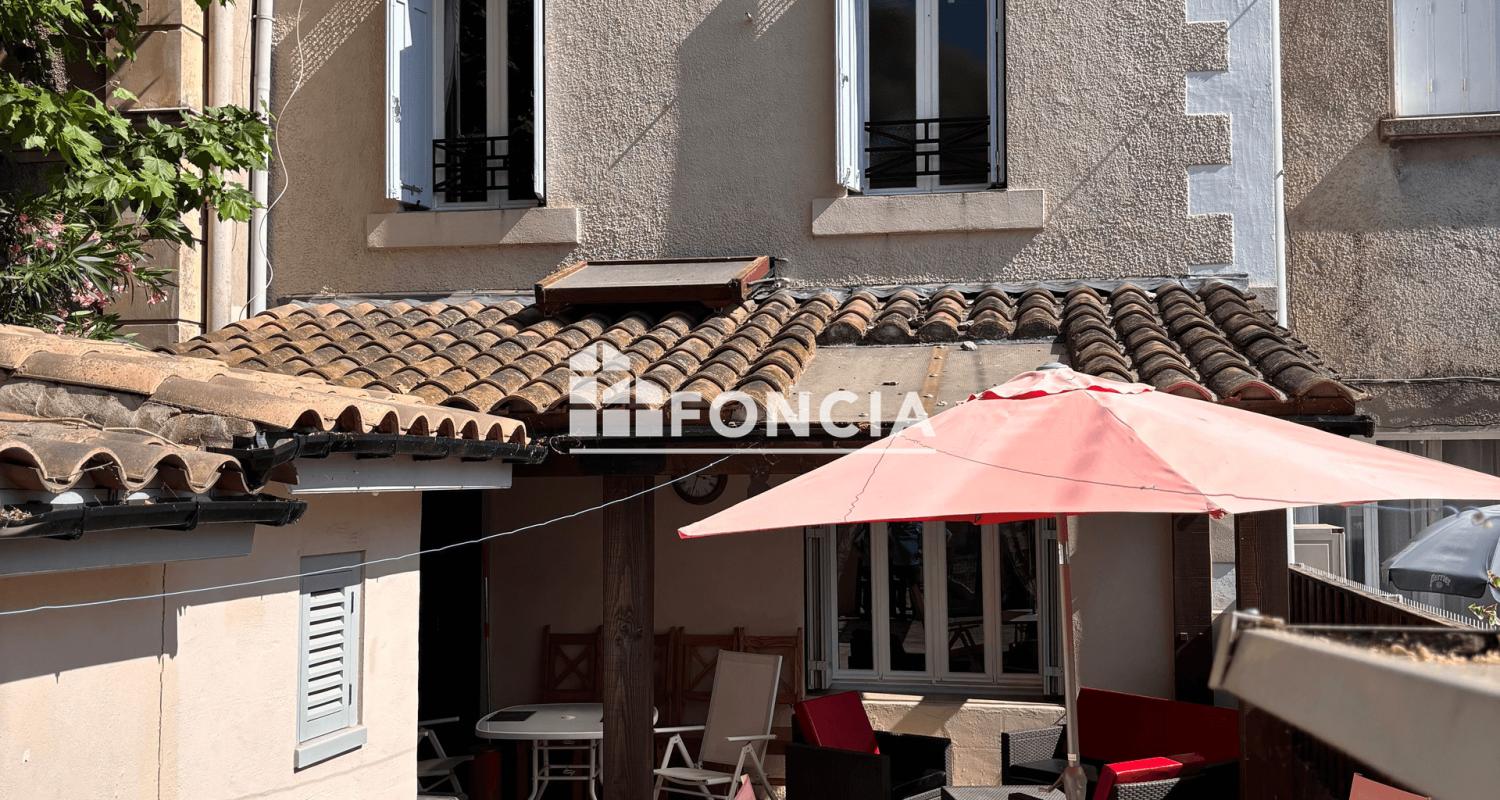 TEL F MARTINEZ 0616831O69 Située dans un village avec toutes les commodités à quelques minutes de Carcassonne, cette maison de charme, entièrement rénovée, offre une alliance parfaite entre authenticité et modernité