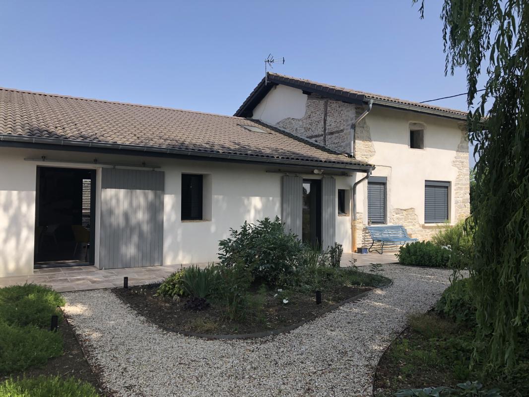 ST DENIS LES BOURG – Fermette rénovée de façon contemporaine