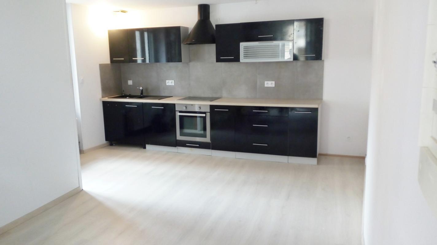 CENTRE VILLE POUR CE TRIPLEX SPACIEUX