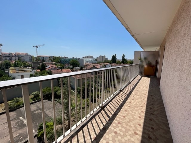 Bel appartement lumineux et traversant – LA DOUA – CROIX LUIZET