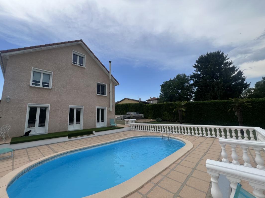 CENTRE SAINT VULBAS CHARMANTE MAISON FAMILIALE de 218 M² sur 1721 M²