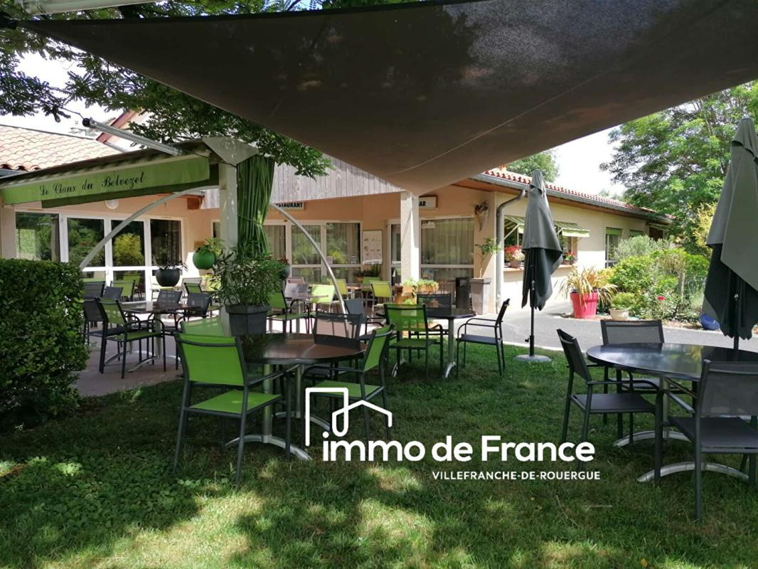 Bâtiment plain-pied modulable de 360 m² avec appartement T3 et local professionnel sur 2353 m² de terrain