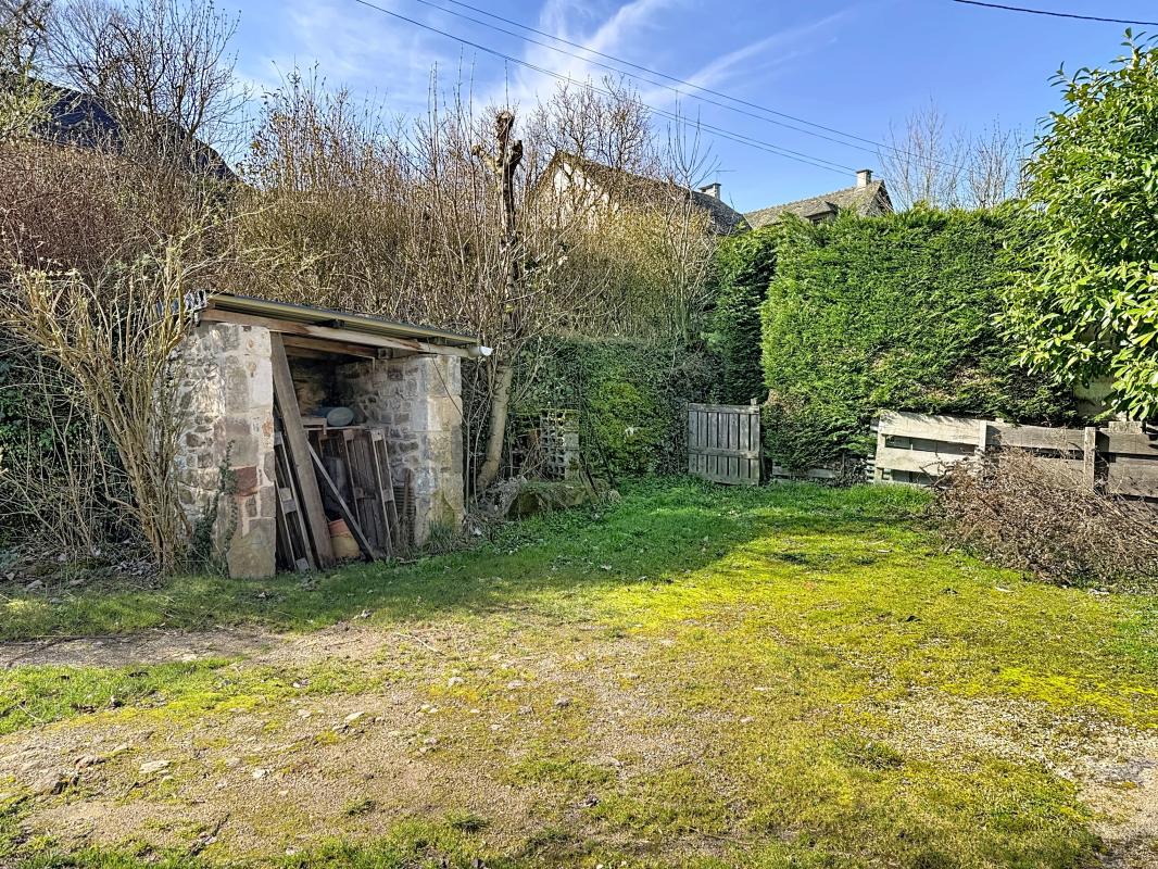 Une maison en pierre, de beaux volumes et plus de 700 m² de terrain : le charme de la campagne aux portes de Rodez !