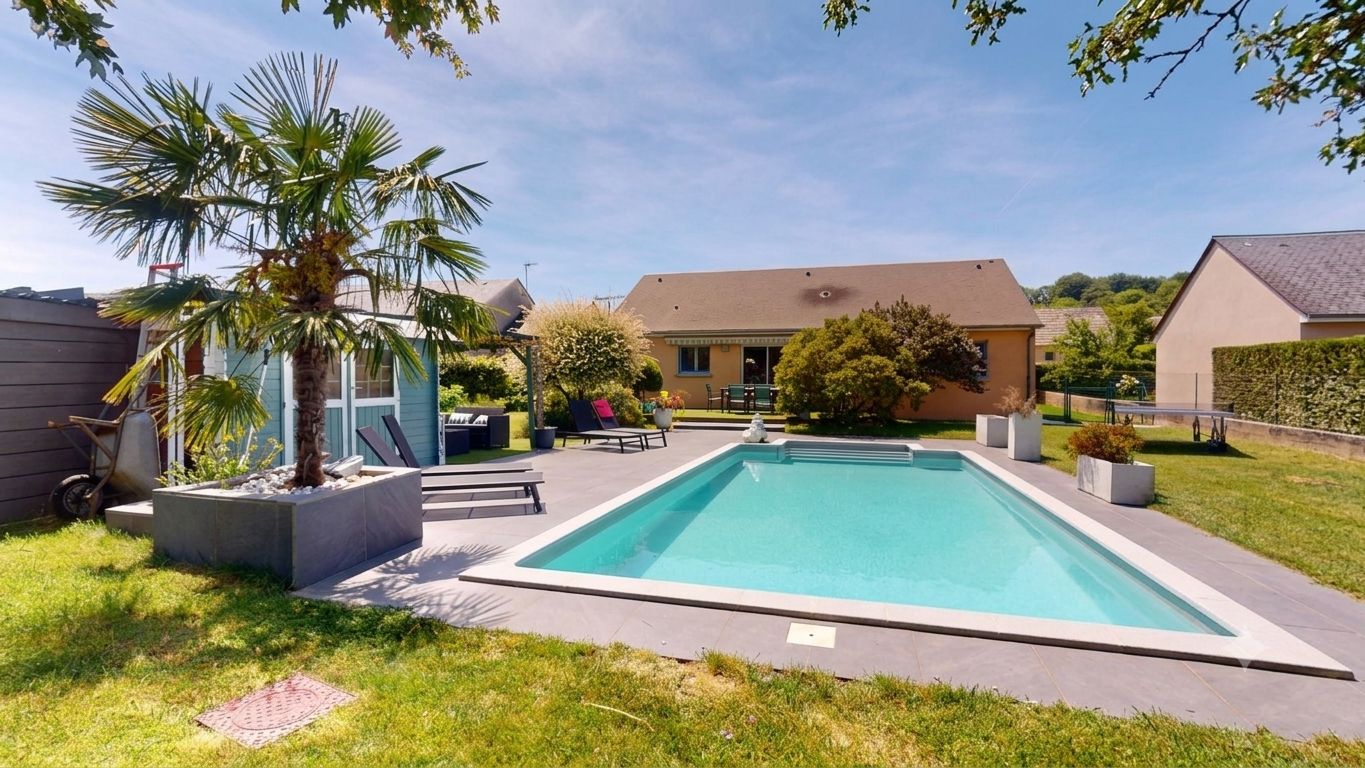 Maison de plain-pied avec piscine et jardin paysager !