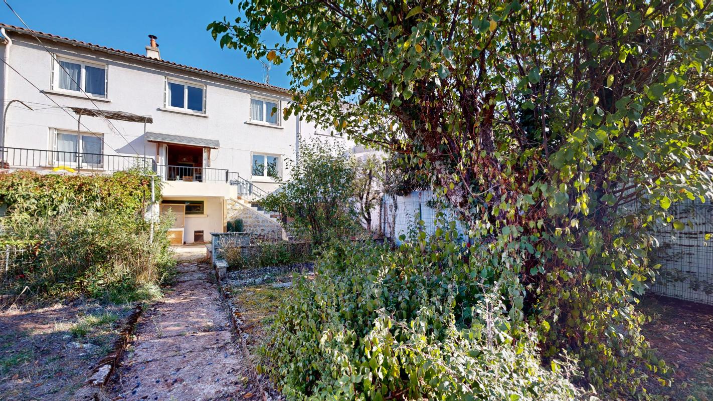 Maison familiale T7 avec jardin et grand garage : un fort potentiel à révéler !