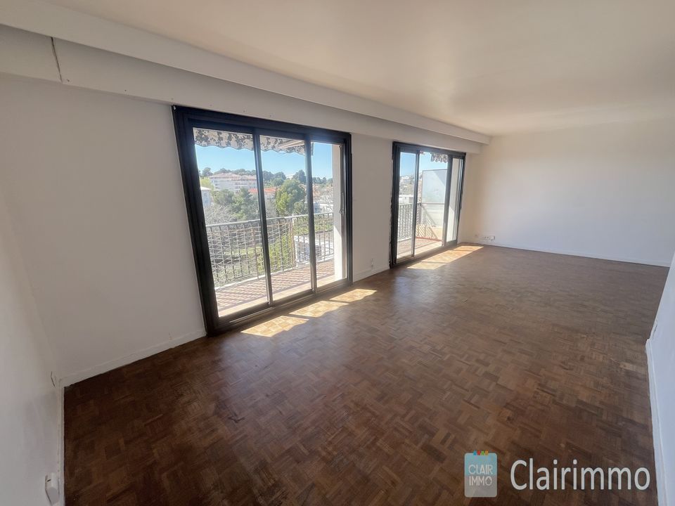 APPARTEMENT T4/5 DE 93M² / ASCENSEUR / BALCON / CAVE - Photo 2
