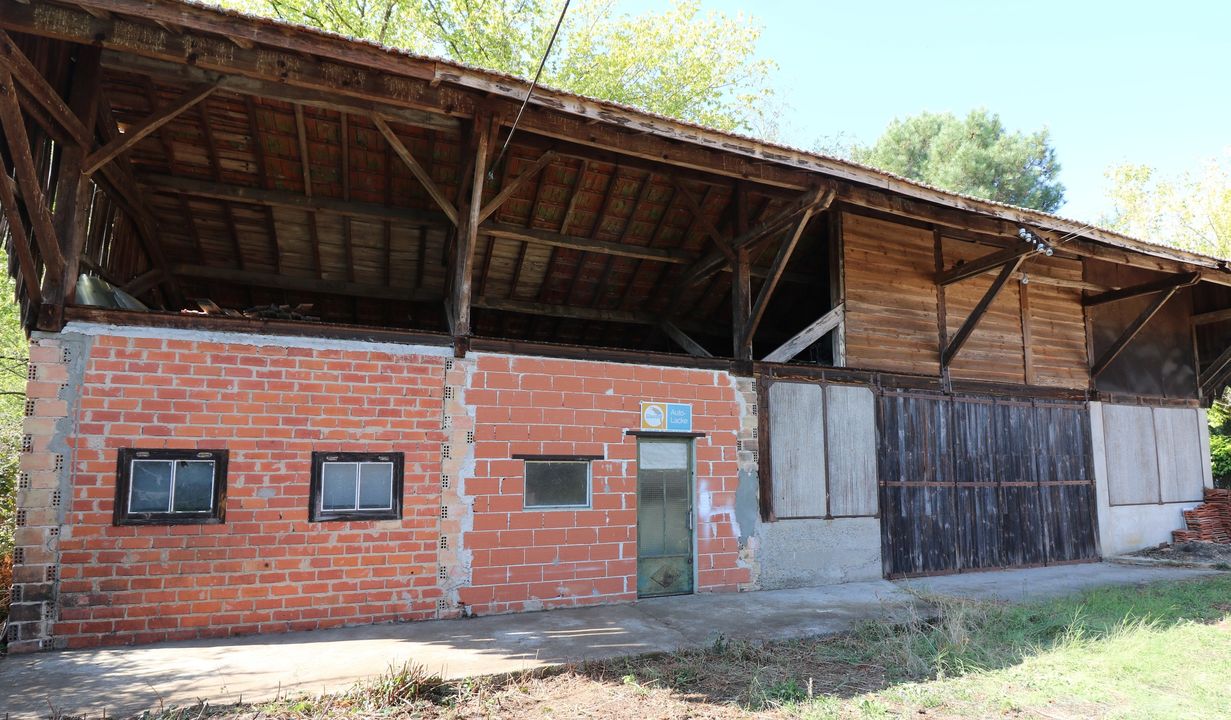 GRANDS ATELIERS DE 260 M² , DIVISES EN 2 SUR TERRAIN D'ENVIRON