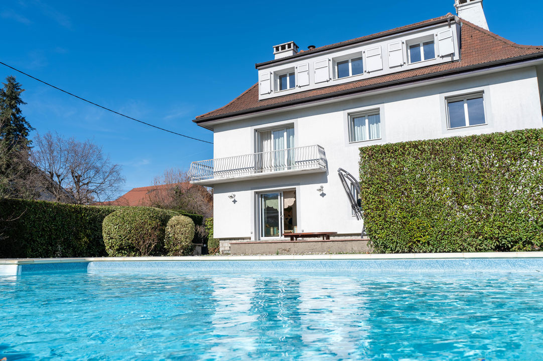 MAISON AVEC BEAUCOUP DE CARACTERE ET GROS POTENTIEL