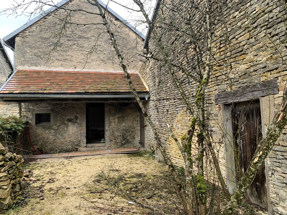 Maison à rénover avec terrain, piscine et dépendances - Photo 2