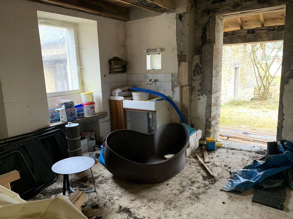 Maison à rénover avec terrain, piscine et dépendances - Photo 5