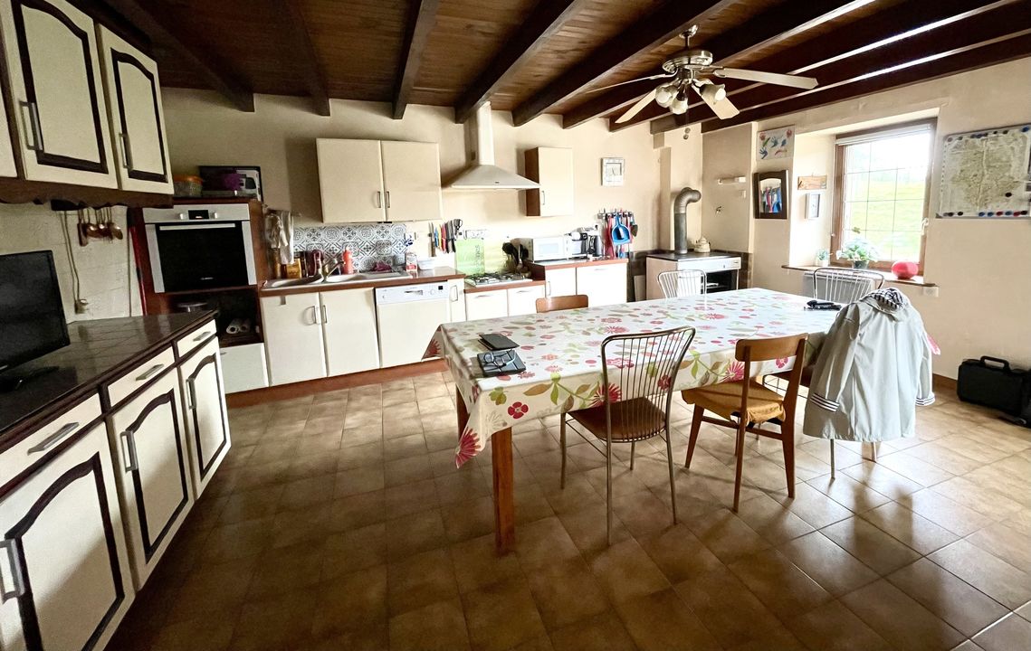 Ancienne ferme avec dépendances à vendre à - Photo 4