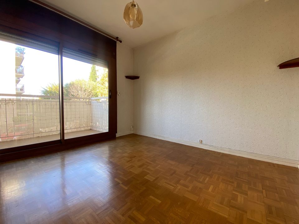 APPARTEMENT T3 54M² / TERRASSE / LOGGIA / PLACE DE  PARKING / - Photo 4