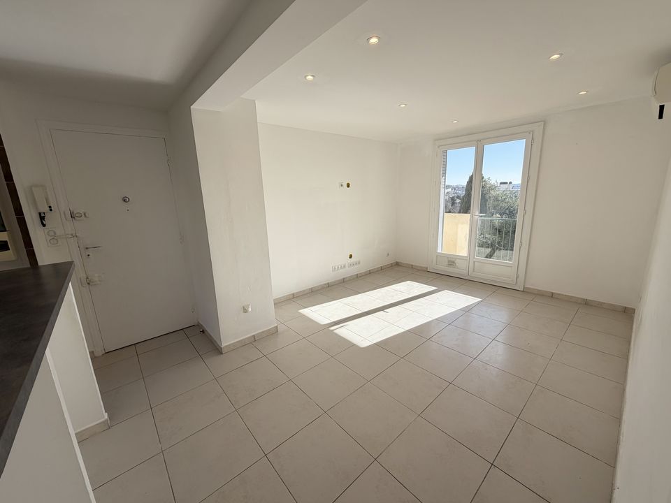 APPARTEMENT T3/4 DE 64M² / BALCON / LOGGIA / CAVE - Photo 2