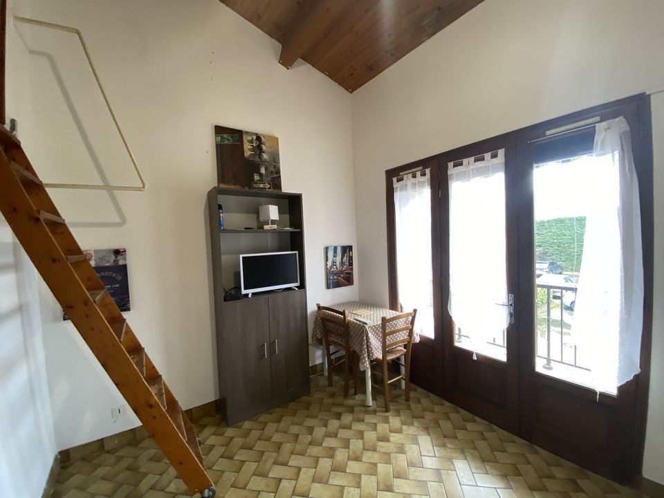 APPARTEMENT AVEC MEZZANINE ET BALCON - Photo 2