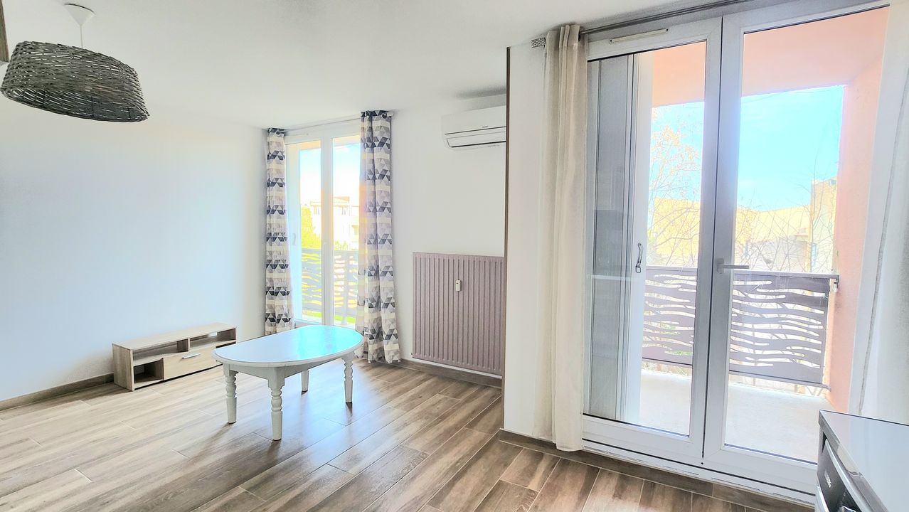 T2 / DERNIER ETAGE /  BALCON / CAVE / PLACE DE PARKING / LA - Photo 2