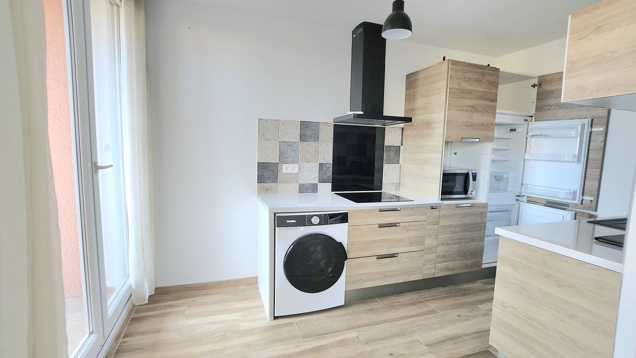 T2 / DERNIER ETAGE /  BALCON / CAVE / PLACE DE PARKING / LA - Photo 3