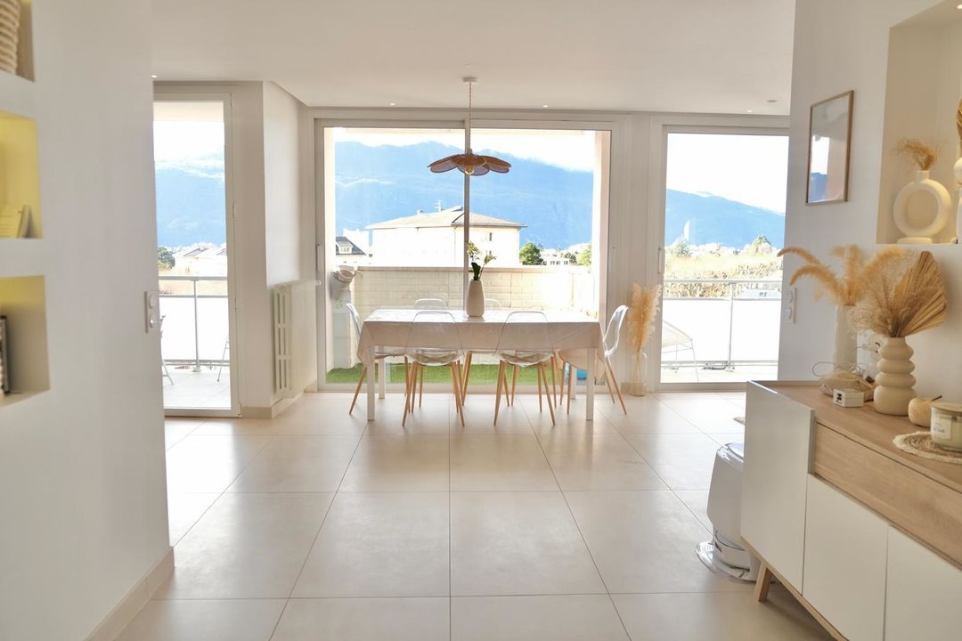 Appartement T5 lumineux avec balcon, cave et garage - Vue - Photo 5