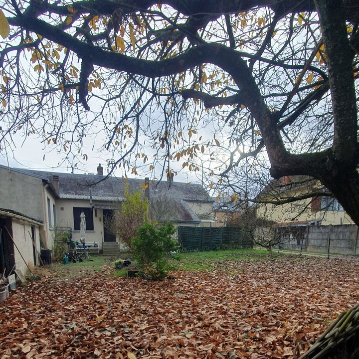 LONGERE 128M2 4 CHAMBRES 1167M2  TERRAIN EN PLEIN CENTRE - Photo 2