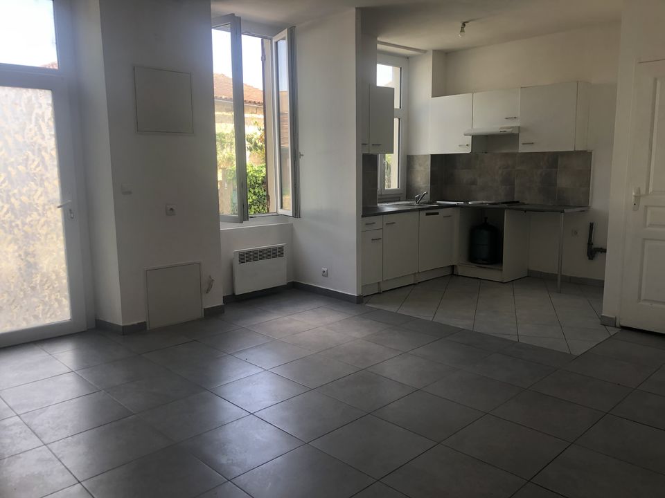 MAISON DE VILLE PAUILLAC CENTRE , DEUX NIVEAUX, DEUX  CHAMBRES - Photo 2