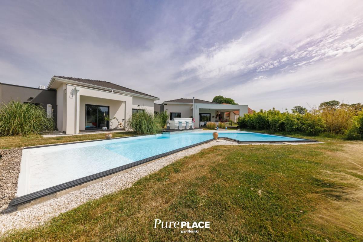 Villa d’architecte contemporaine avec piscine chauffée et vues sur le Puy de Dôme et le Sancy