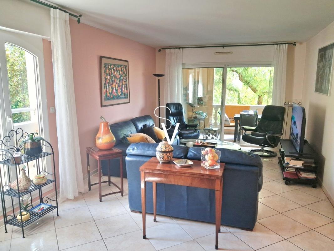 Viager occupé - Appartement T4 de 102 m2 avec terrasse, parking et garage fermé - Monsieur 77 ans, Madame 79 ans