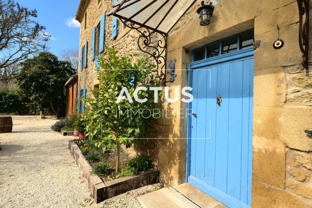 Mas de Caractère avec piscine au Cœur de la Provence