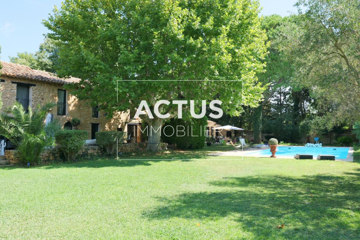 Authentique Mas avec piscine au cœur de Grans