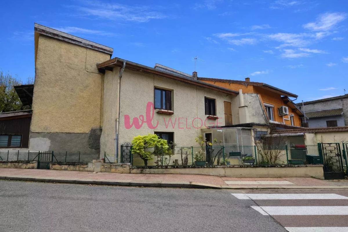 Maison de village avec cour – 2 grandes chambres, jardin et grand garage à proximité