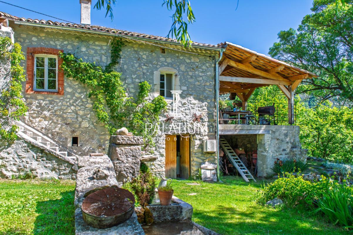 EXCEPTIONNEL HAMEAU EN PIERRE AU COEUR DE LA VALLÉE DU JABRON