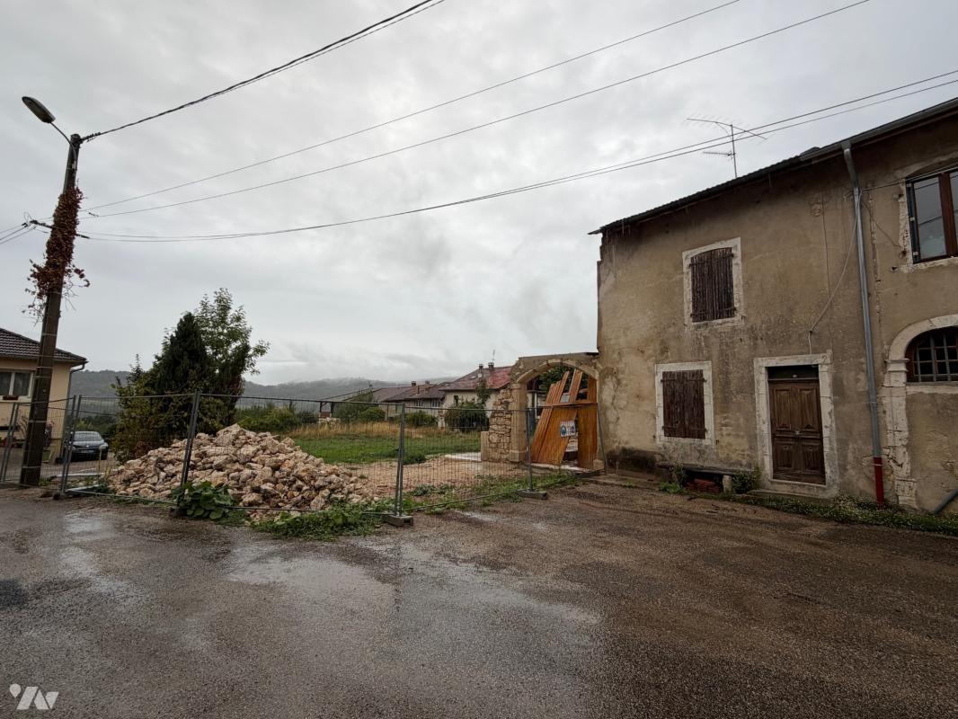 Maison de village mitoyenne non habitable avec beaucoup de travaux.
Terrain attenant .
