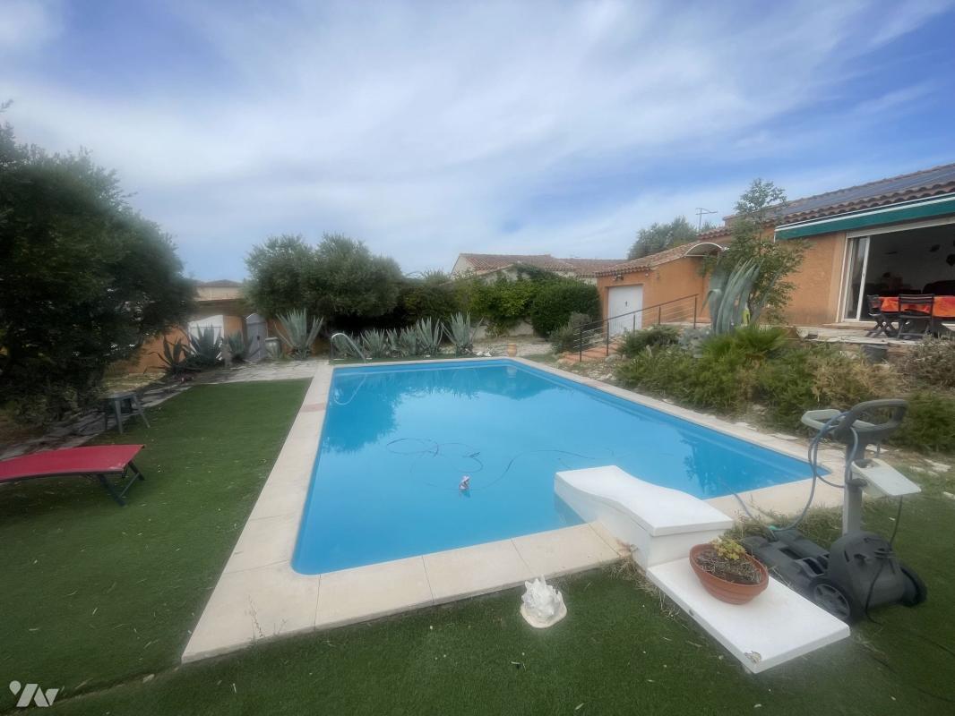 Maison de plain pied 3 / 4 pièces avec garage et piscine