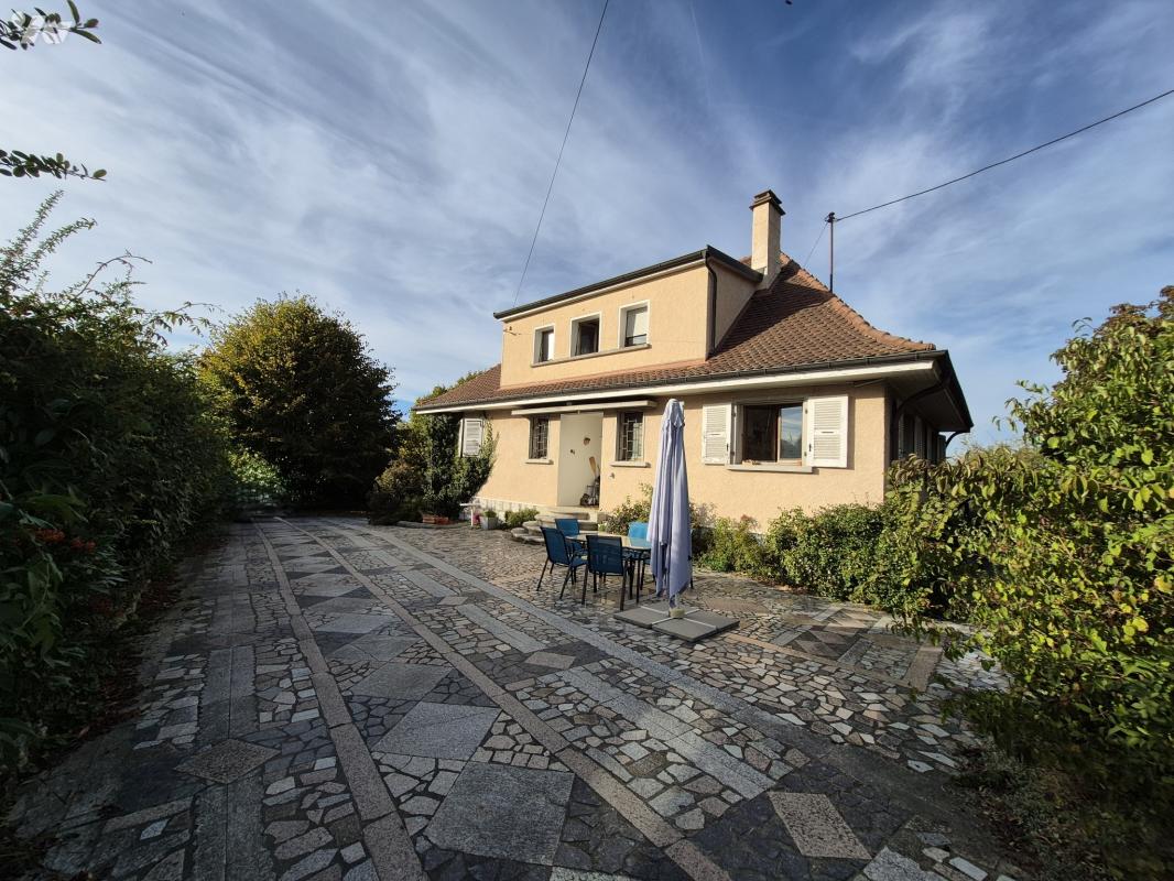 Villa de 185 m2 sur une parcelle de 1 200 m2 de terrain, vendue louée, secteur bas de Collonges