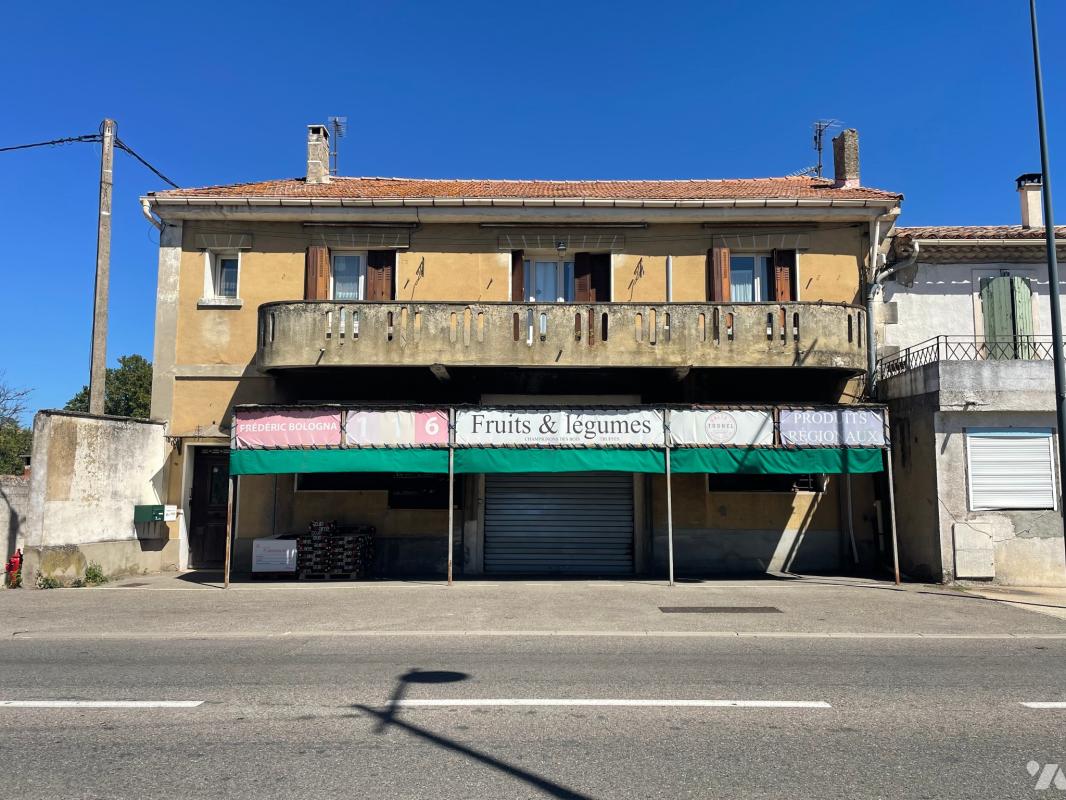 Maison à PLAN D ORGON de 103 m² avec local commercial loué