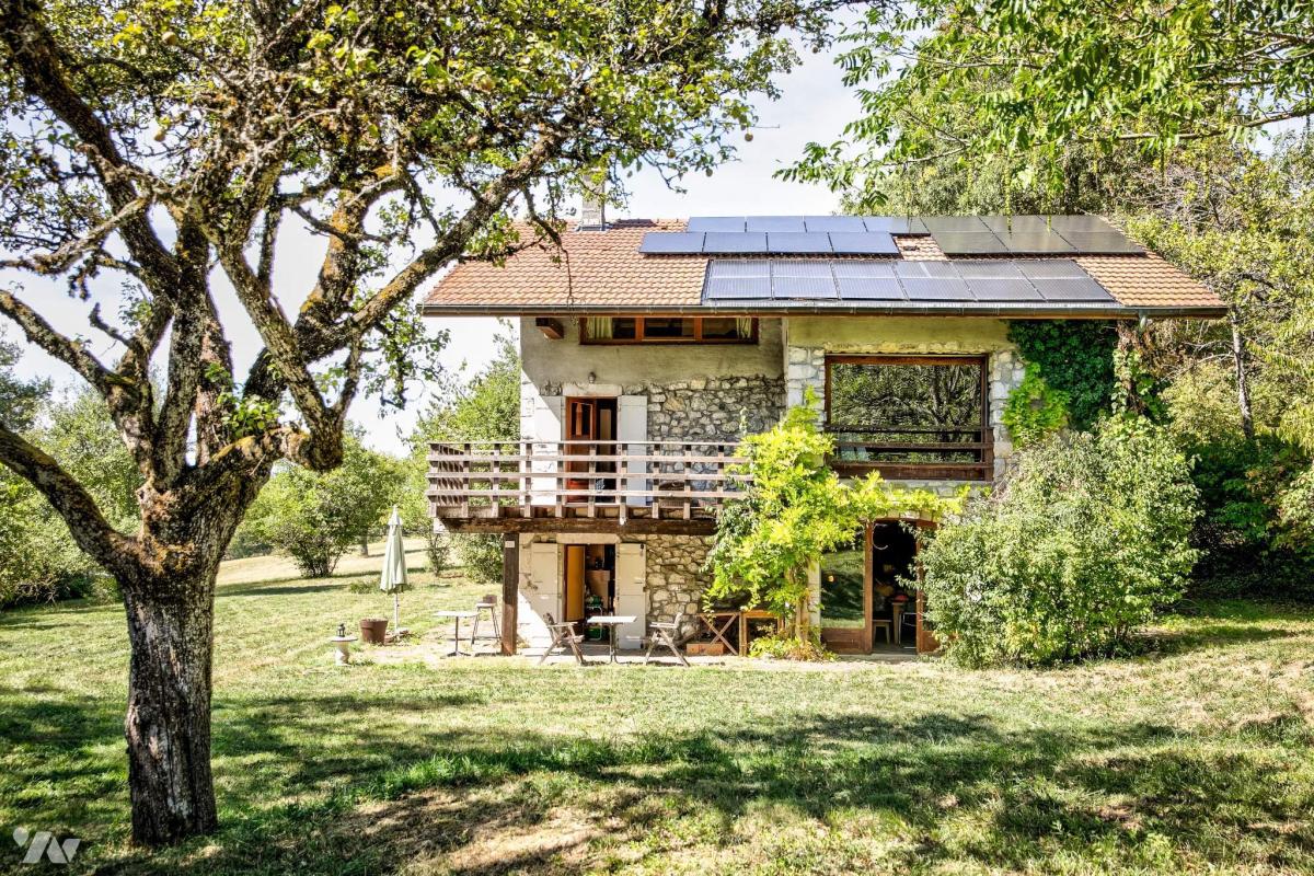 AUTHENTICITE et ESPACE pour cette charmante maison en pierre et bois située à CLARAFOND