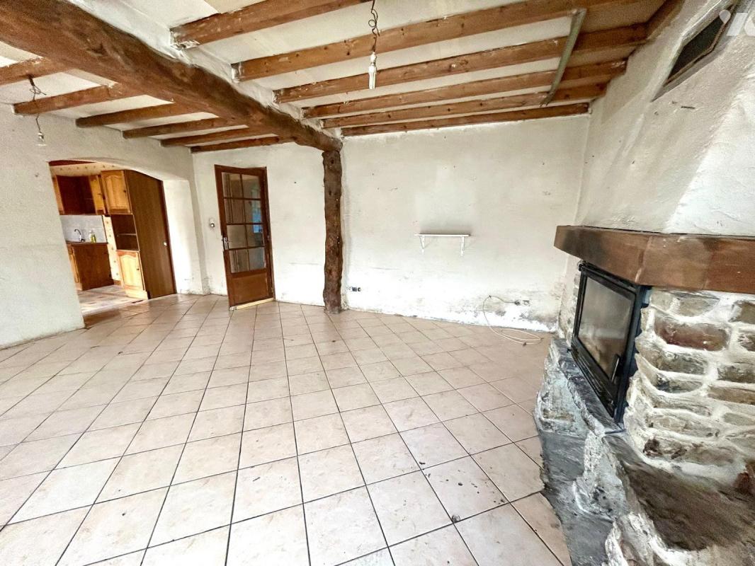 MAISON A RENOVER idéalement située à seulement 5 km de PORTBAIL ET DES PLAGES!