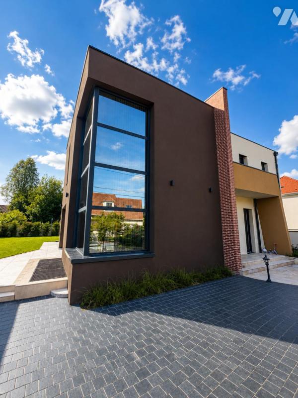 Villa récente sur 3 niveaux offrant des prestations de haute qualité, dont une piscine intérieure