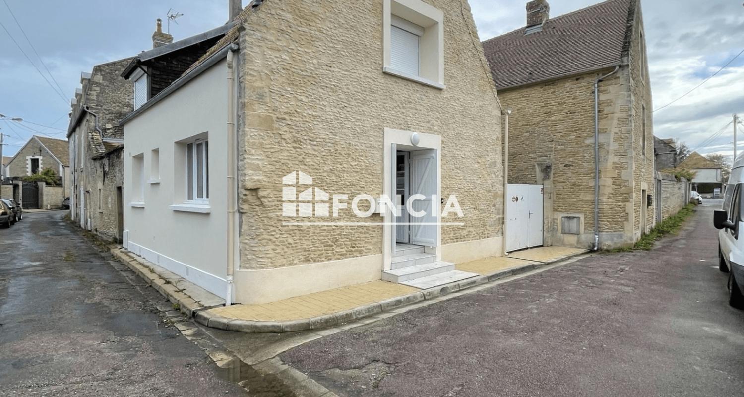 BERNIÈRES-SUR-MER – MAISON EN PIERRE ENTIÈREMENT RÉNOVÉE – À 750 M DE LA PLAGE