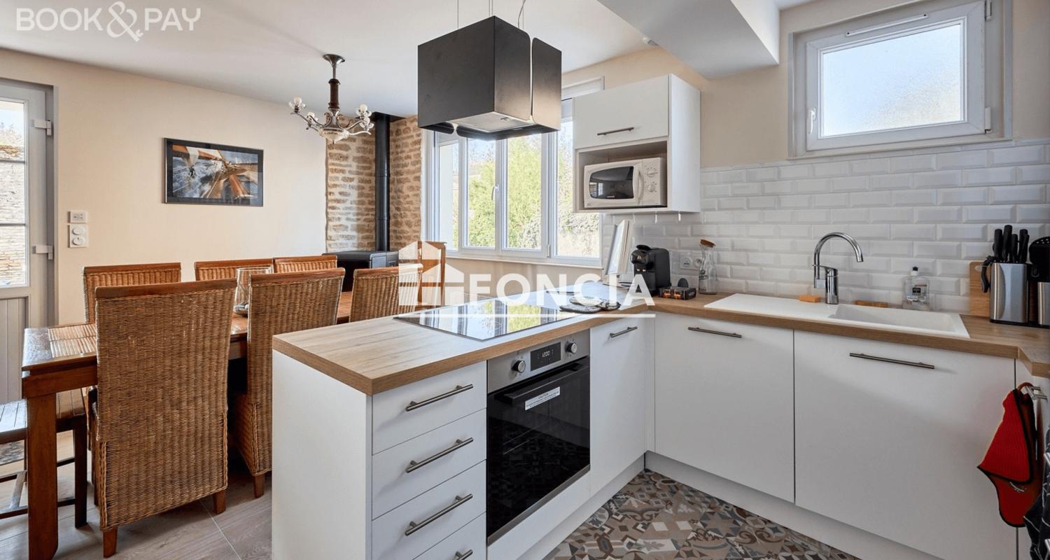 BERNIÈRES-SUR-MER – MAISON EN PIERRE ENTIÈREMENT RÉNOVÉE – À 750 M DE LA PLAGE