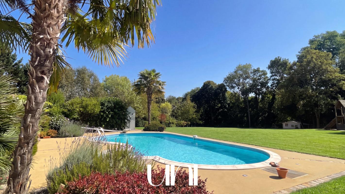 Maison 8 pièces de 295m2 avec piscine - BIÉVILLE-BEUVILLE