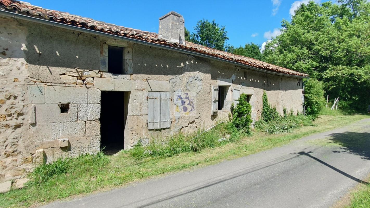 Charras, maison à rénover, terrain 8000m²