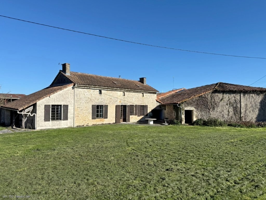 Havre de Paix à la Campagne Avec Grange, Piscine et Vues Imprenables