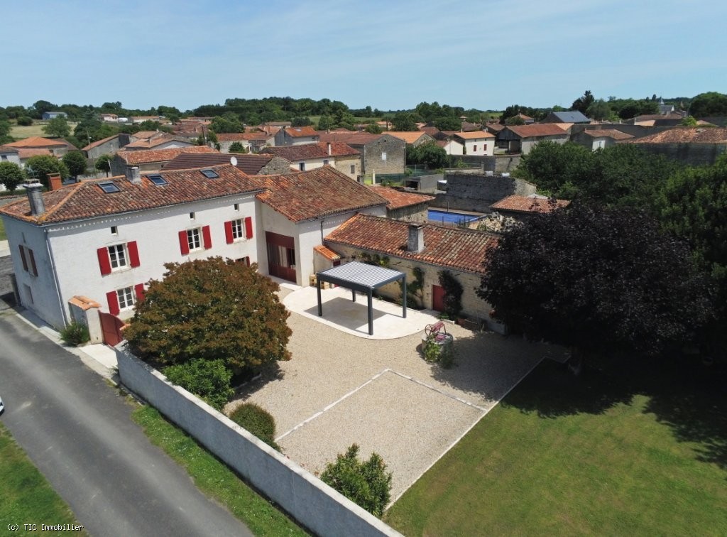 Belle Maison de Caractère Rénovée Avec Prestations Haut de Gamme à Proximité d’Aigre
