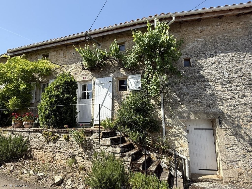 Nanteuil-En-Vallée. Très Jolie Maison De Vacances