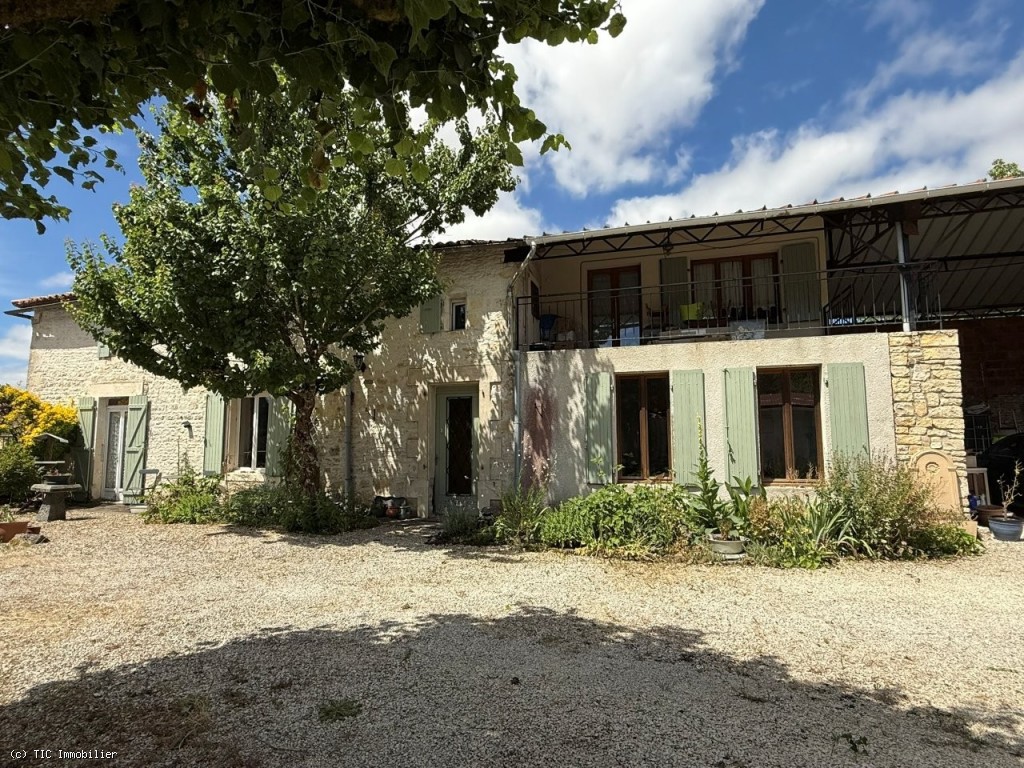 Maison de Caractère avec 5 Chambres Avec Terrain, 6 Minutes d'Aunac-Sur-Charente