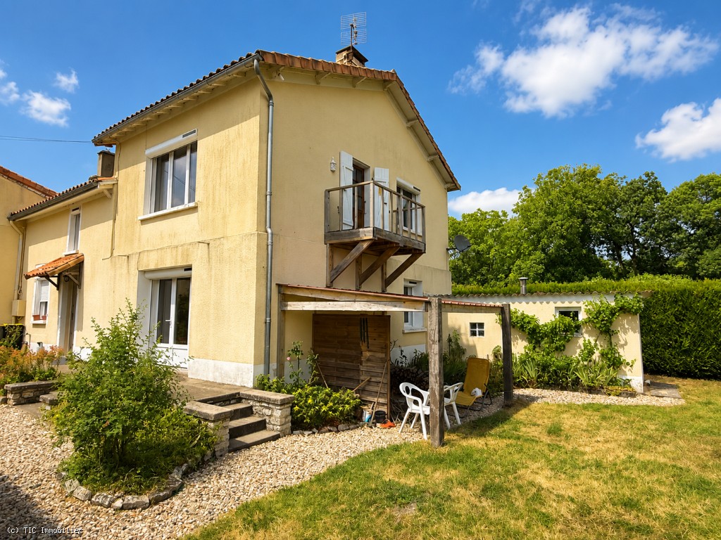 Charmante Maison En Pierre Du XIXe Siècle Avec Vue Sur La Campagne