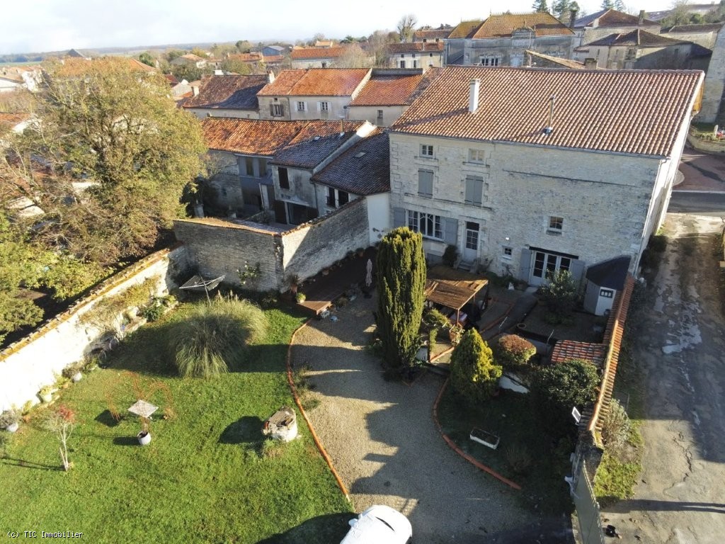 Magnifique Maison de Village 8 Minutes d'Aigre