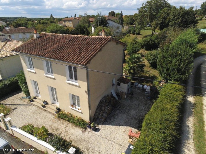 Maison de 3 Chambres dans un Impasse à Charroux