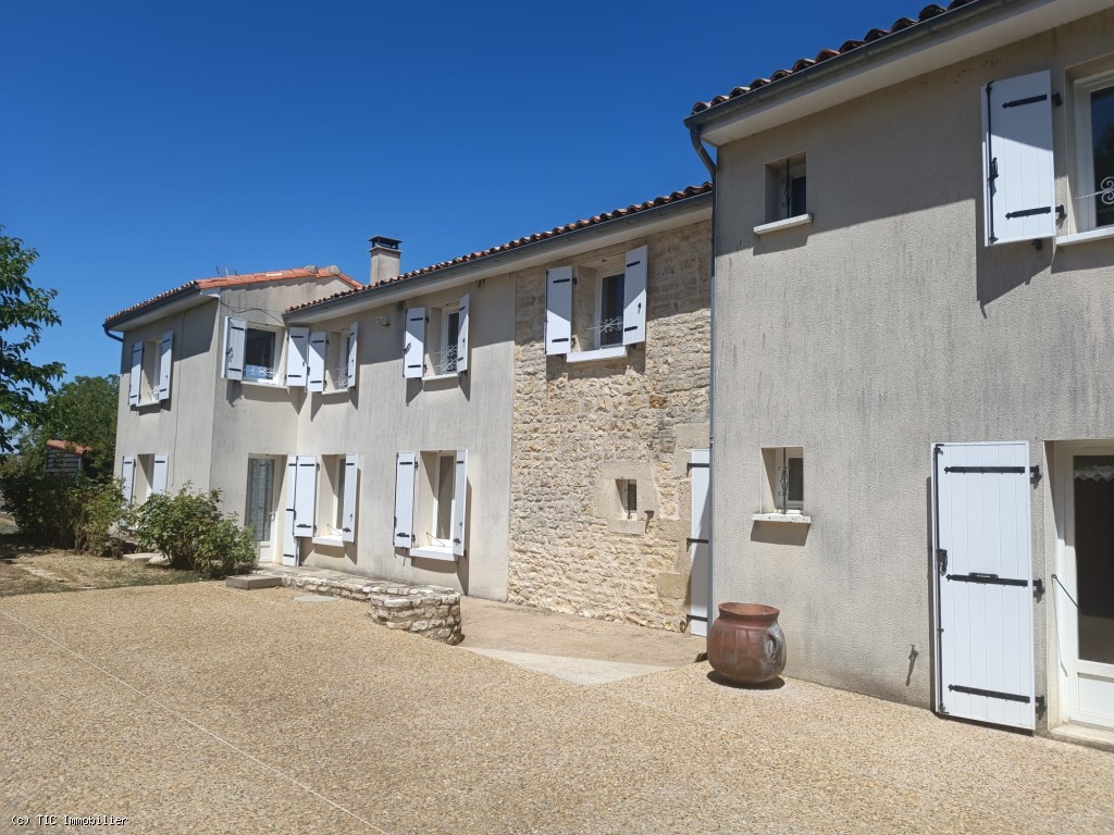 Belle Maison de Village Rénovée avec Jardin et Jolie Vue