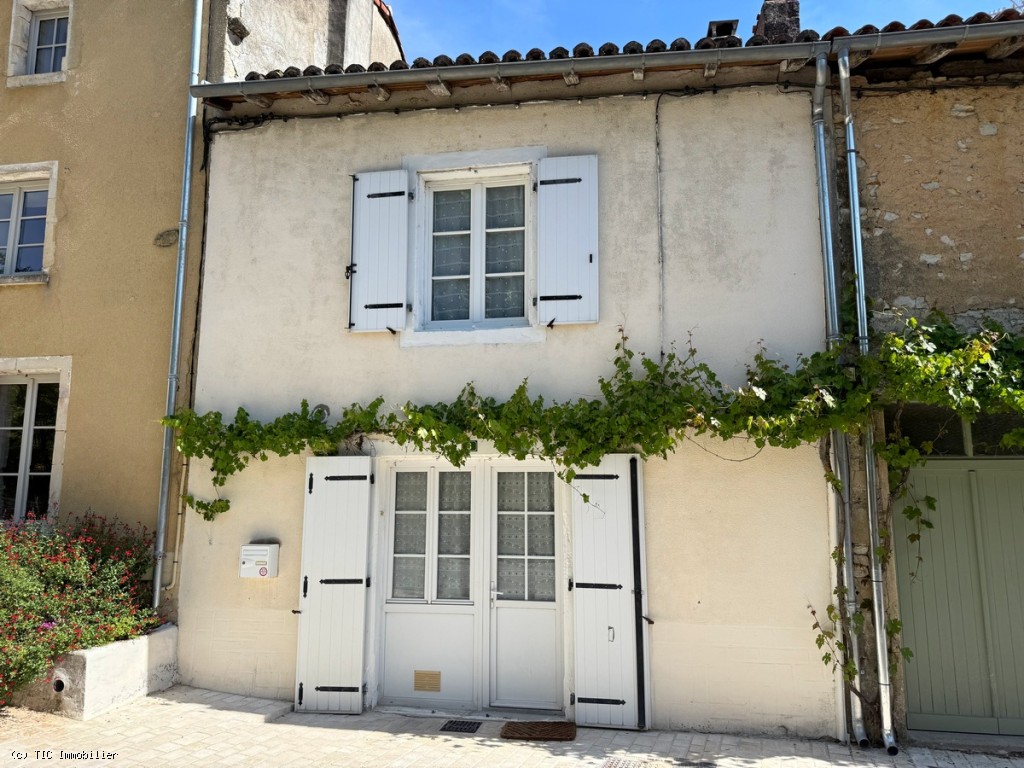 Verteuil-Sur-Charente. Belle Maison Du Bourg Avec Vue Magnifique Sur le Château